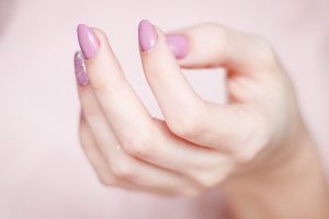 manucure sur ongles naturels avec ou sans semi permanent